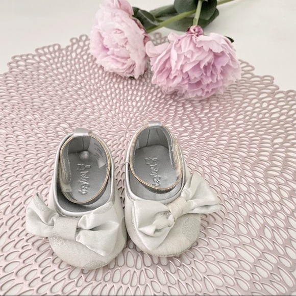 🌸3/$30🌸 Cute Baby Gap and Carter’s bundle - Picture 6 of 11